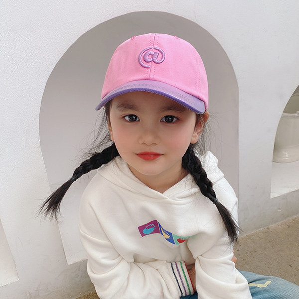 Dječja bejzbol kapa sa šiltom i vezom