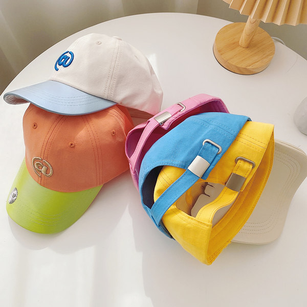 Dječja bejzbol kapa sa šiltom i vezom