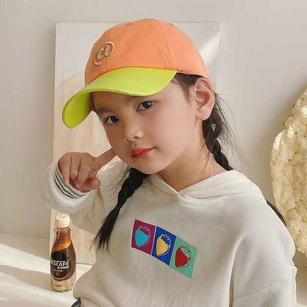 Dječja bejzbol kapa sa šiltom i vezom