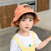 Laste tekstiilist müts tikitud kirja ja võrkosaga