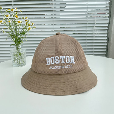 Laste tekstiilist müts tikitud kirja ja võrkosaga