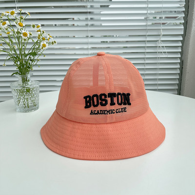 Laste tekstiilist müts tikitud kirja ja võrkosaga