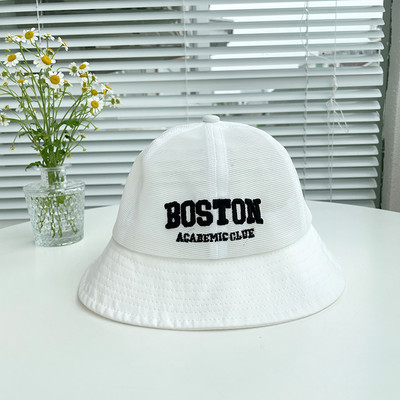 Laste tekstiilist müts tikitud kirja ja võrkosaga