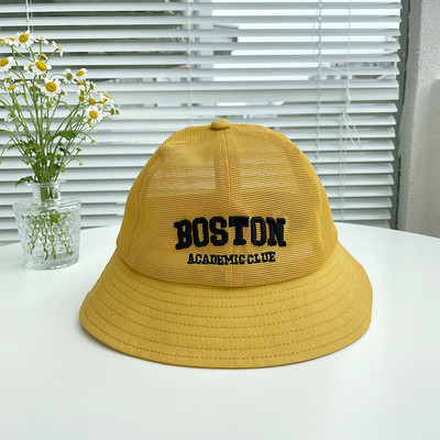 Laste tekstiilist müts tikitud kirja ja võrkosaga