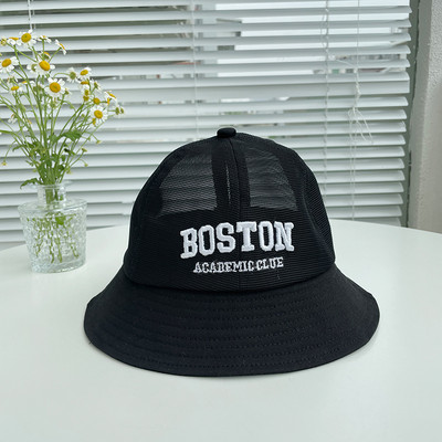 Laste tekstiilist müts tikitud kirja ja võrkosaga