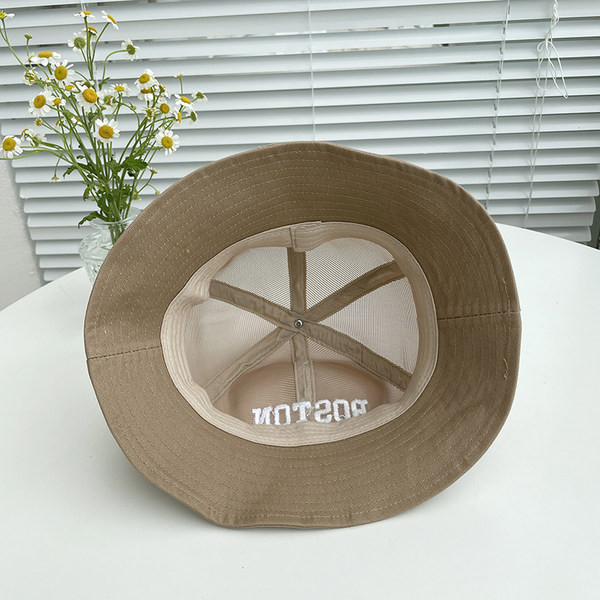 Laste tekstiilist müts tikitud kirja ja võrkosaga