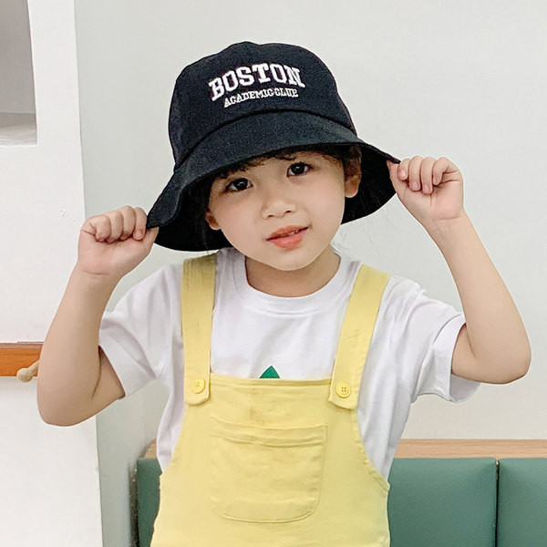 Laste tekstiilist müts tikitud kirja ja võrkosaga