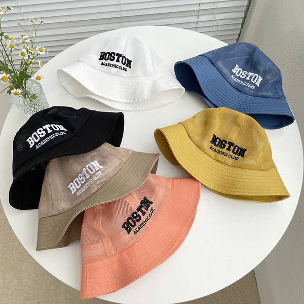 Laste tekstiilist müts tikitud kirja ja võrkosaga