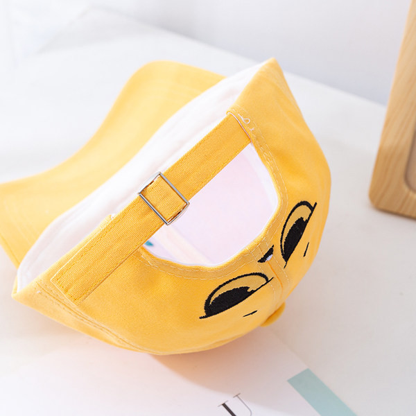 Lastele visiiri ja tikandiga vabaajamüts