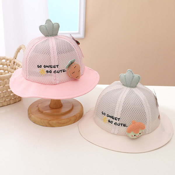 Ljetna kapa s vezom i 3D elementom