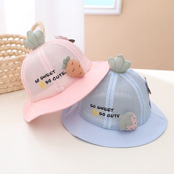 Ljetna kapa s vezom i 3D elementom