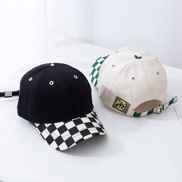 Tekstiilist lastemüts ruudulise visiiriga