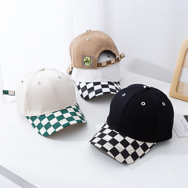 Tekstiilist lastemüts ruudulise visiiriga