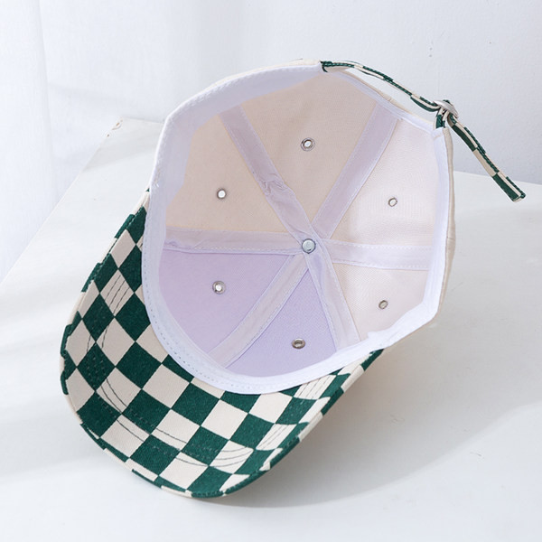 Tekstiilist lastemüts ruudulise visiiriga