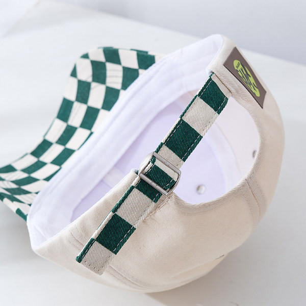 Tekstiilist lastemüts ruudulise visiiriga