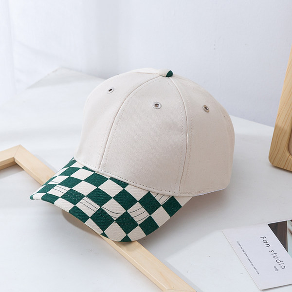 Tekstiilist lastemüts ruudulise visiiriga