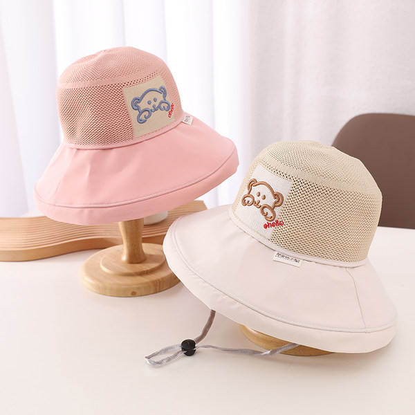 Tekstiilist müts võrgu ja laia äärega