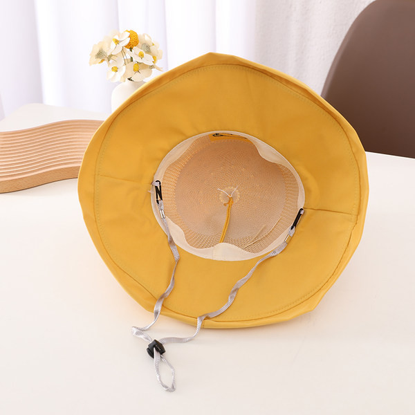 Tekstiilist müts võrgu ja laia äärega