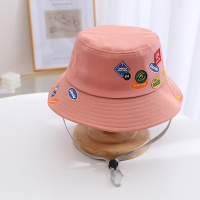 Värviliste aplikatsioonidega kevad-suvine müts