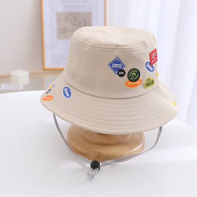 Värviliste aplikatsioonidega kevad-suvine müts