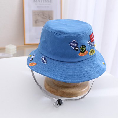 Värviliste aplikatsioonidega kevad-suvine müts