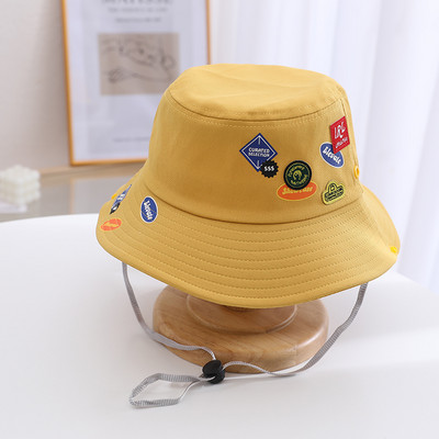 Värviliste aplikatsioonidega kevad-suvine müts