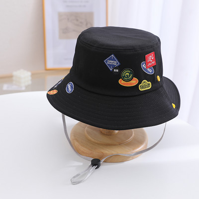 Värviliste aplikatsioonidega kevad-suvine müts