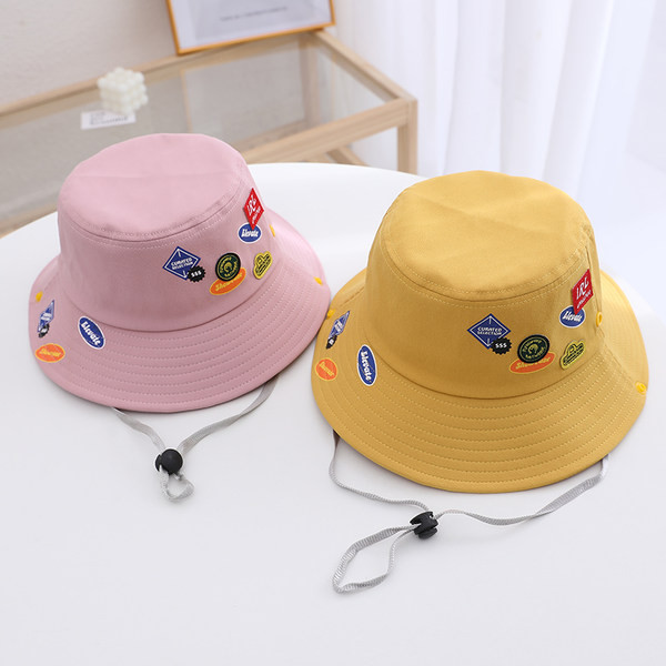 Värviliste aplikatsioonidega kevad-suvine müts