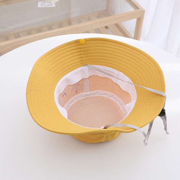 Värviliste aplikatsioonidega kevad-suvine müts