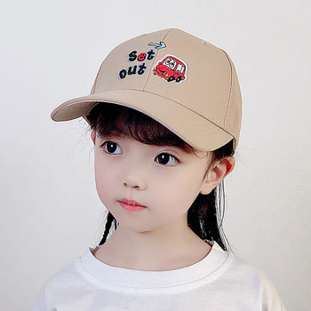 Детска ежедневна шапка с козирка и бродирана апликация