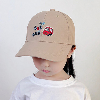 Детска ежедневна шапка с козирка и бродирана апликация