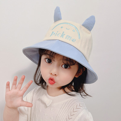 Tikitud kirjaga laste tekstiilist müts