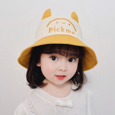 Tikitud kirjaga laste tekstiilist müts