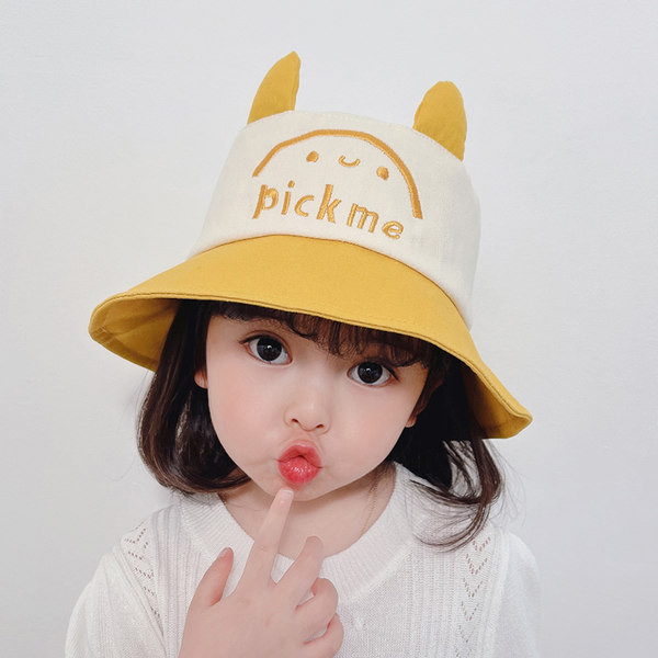 Tikitud kirjaga laste tekstiilist müts