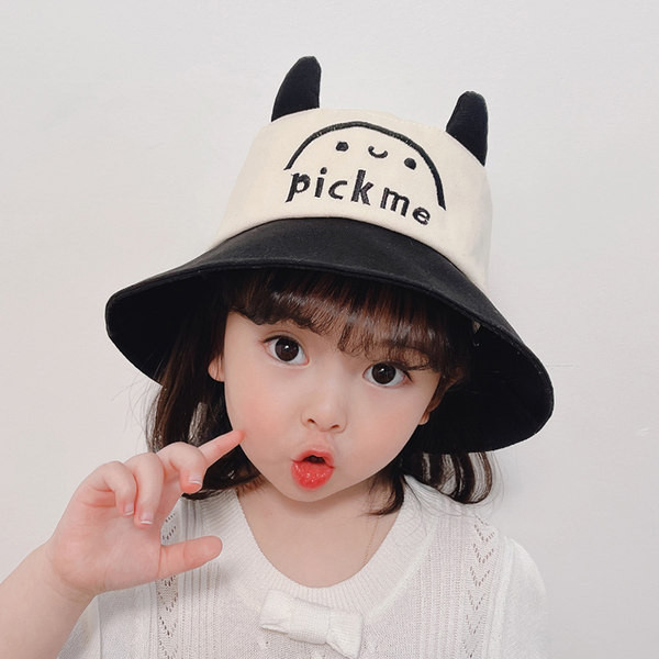 Tikitud kirjaga laste tekstiilist müts