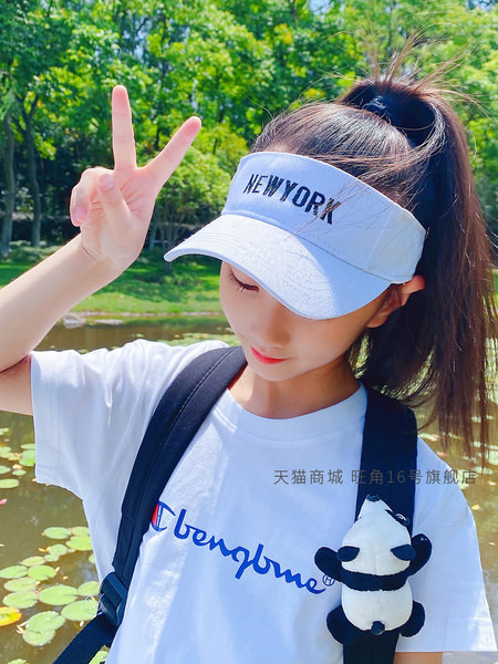 Tekstiilist visiir tikitud kirjaga