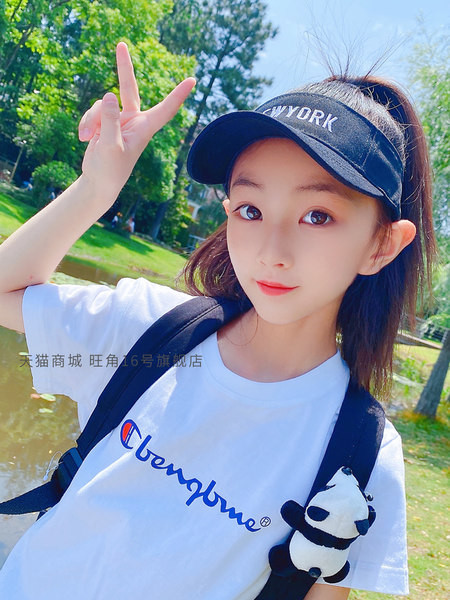 Tekstiilist visiir tikitud kirjaga