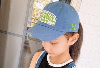Детска шапка с бродиран надпис за момичета
