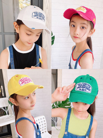 Детска шапка с бродиран надпис за момичета
