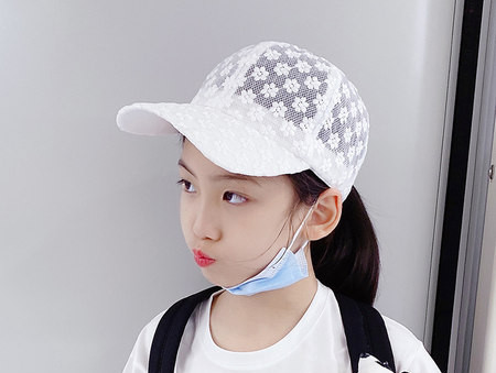 Laste suvine visiiriga pitsist müts