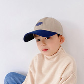 Visiiri ja tikitud kirjaga lastemüts