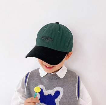 Παιδικό καπέλο με γείσο και κεντητή επιγραφή