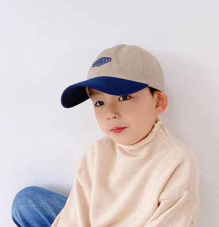 Visiiri ja tikitud kirjaga lastemüts