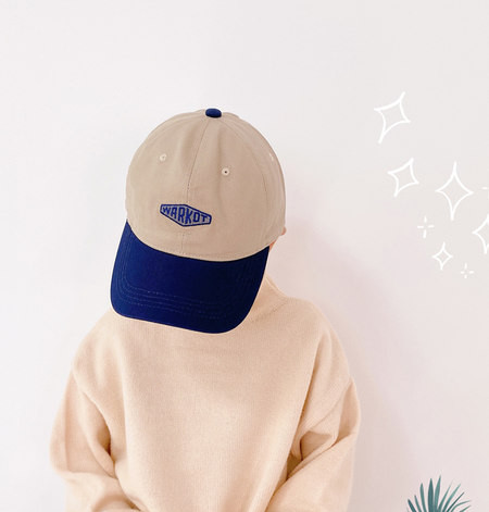 Visiiri ja tikitud kirjaga lastemüts