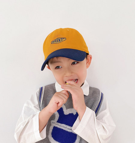 Visiiri ja tikitud kirjaga lastemüts