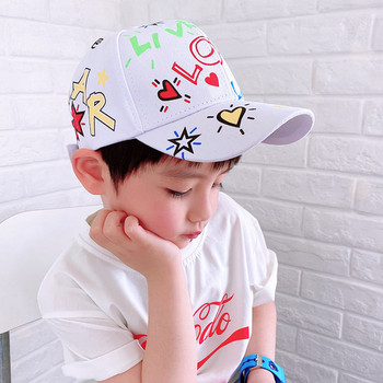 Детска шапка с цветна апликация и козирка