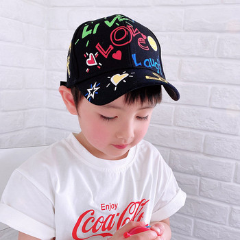 Детска шапка с цветна апликация и козирка