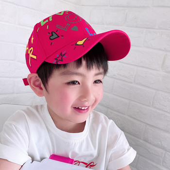 Παιδικό καπέλο με χρωματιστό απλικέ και γείσο