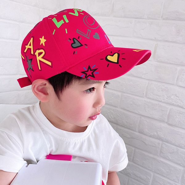 Παιδικό καπέλο με χρωματιστό απλικέ και γείσο