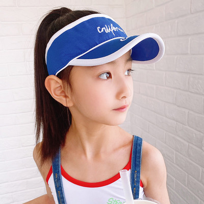 Suvine tekstiilist visiir tikitud kirjaga